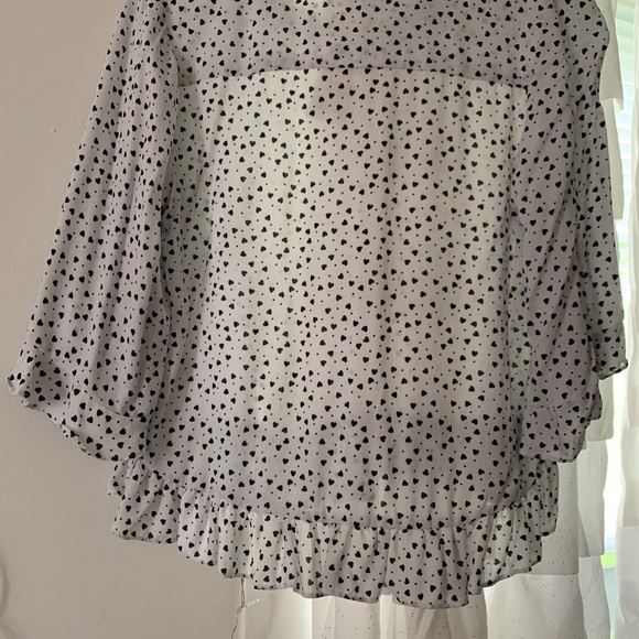 Cute top, mid length sleeves. - Picture 2 of 2